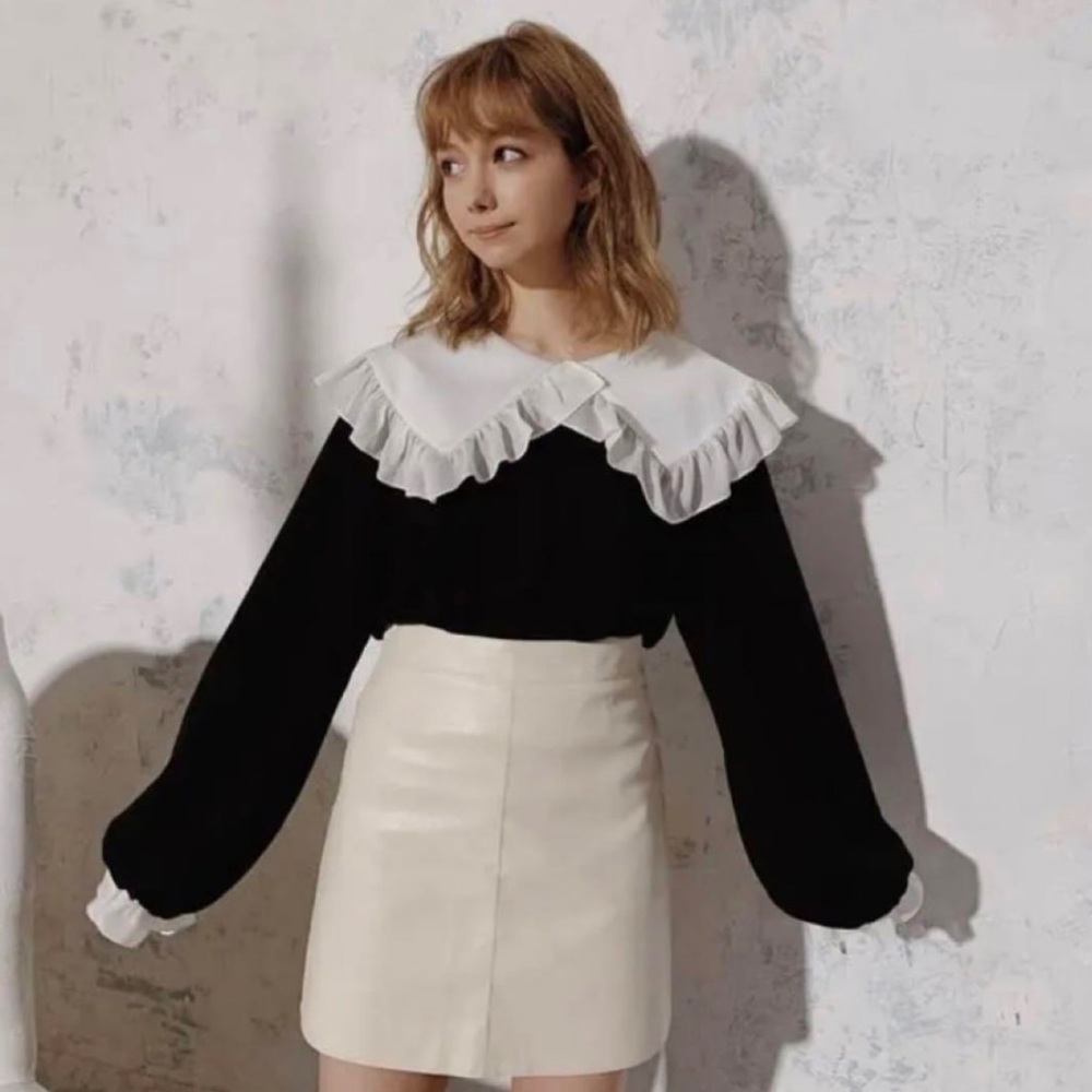 Treat ürself big collar pull over. Free Size. Black and White
